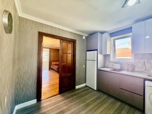 Η κουζίνα ή μικρή κουζίνα στο Apartment Once in Kazbegi +20 φωτογραφίες