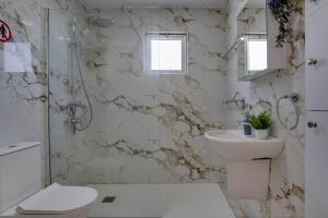 Ένα μπάνιο στο Makenzy Sandy Beachfront Paradise