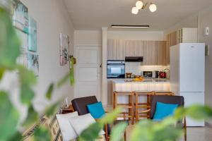 Η κουζίνα ή μικρή κουζίνα στο Makenzy Sandy Beachfront Paradise +62 φωτογραφίες