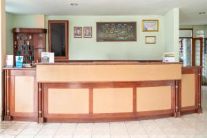 un bar en una habitación con en New Abadi Hotel Tasikmalaya, en Tasikmalaya