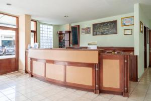 Un vestíbulo con mostrador de recepción en un restaurante. en New Abadi Hotel Tasikmalaya, en Tasikmalaya 36 fotos más