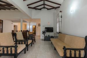 Μια τηλεόραση ή/και κέντρο ψυχαγωγίας στο Tharan Villa - House in Colombo