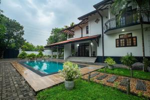 Πισίνα στο ή κοντά στο Tharan Villa - House in Colombo