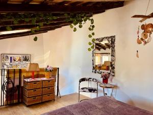 希梅纳德拉夫龙特拉Casa Anon的一间卧室配有梳妆台、书桌和镜子