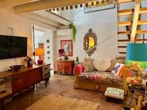 希梅纳德拉夫龙特拉Casa Anon的客厅里有一张沙发和一台电视