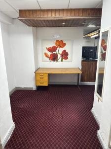una stanza con una foto di fiori sul muro di Prime Hotel a Birmingham Altre 2 foto