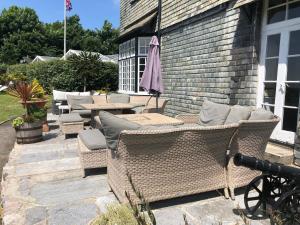 St Annes House Double Room 7 في بلايموث: مجموعة من الكراسي الخوص والطاولات على الفناء