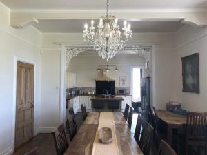 St Annes House Double Room 7 في بلايموث: غرفة طعام مع طاولة وثريا