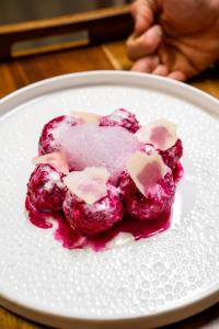 biały talerz z różowym deserem na nim w obiekcie Agriturismo Maso le 4 stagioni w Arco