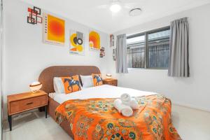 MarsdenLogan Reserv 5BR Near Large Business District Fully Air-Conditioned With Parking的一间卧室，床上有一只毛绒玩具