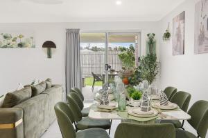 MarsdenLogan Reserv 5BR Near Large Business District Fully Air-Conditioned With Parking的带桌子和沙发的餐厅