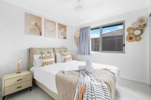 MarsdenLogan Reserv 5BR Near Large Business District Fully Air-Conditioned With Parking的一间带床和窗户的白色卧室 更多20张照片