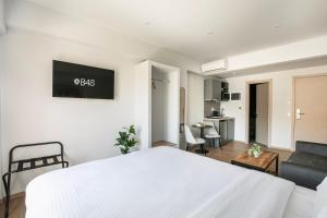 Μια τηλεόραση ή/και κέντρο ψυχαγωγίας στο B48 Athens Dafni