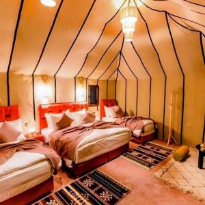 Ένα ή περισσότερα κρεβάτια σε δωμάτιο στο Merzouga Amanda Luxury Desert