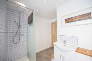 Ένα μπάνιο στο The Knoll, Alderton +30 φωτογραφίες