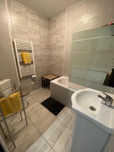 Ένα μπάνιο στο Appartement moderne et cosy - Le Refuge du Bonhomme