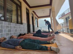 达兰萨拉DharteHouse Villa for Conscious Living and Events的一群人躺在大楼的地板上