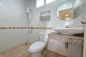 um banheiro com uma pia, um vaso sanitário e um espelho em SK Hotel Phitsanulok em Ban Nong Chaeng