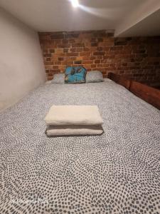 Ένα ή περισσότερα κρεβάτια σε δωμάτιο στο ROOMS and MORE CITY of Katowice