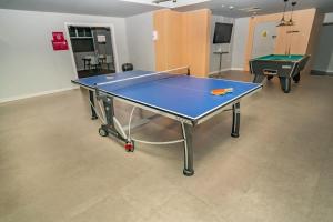 a ping pong table in a room with a pool table at Compact & Cosy Central Coventry Budget Studio in Coventry