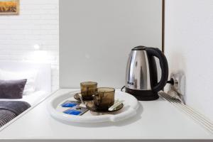 - Hervidor de té y 2 tazas en una mesa en SkyHome na Nauky, en Kiev