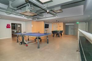 a ping pong room with a ping pong table in it at Compact & Cosy Central Coventry Budget Studio in Coventry