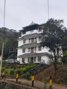 un gran edificio blanco en la cima de una colina en Moody Moon Vagamon, en Vagamon