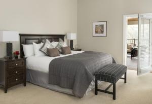 Кровать или кровати в номере Stonewall Resort