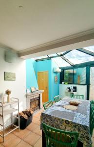 ein Esszimmer mit einem Tisch und einigen Stühlen in der Unterkunft Quinta Sarnadela - Spacious 3 bedroom house with mountain view in Oliveira do Hospital