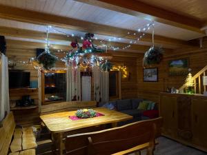 uma sala de estar com uma mesa e um sofá em Pirtelė Rykštelė em Karmėlava