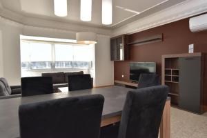 Un comedor con una mesa grande y sillas. en 2 Bedroom Central & Spacious with Sea Views, en Msida