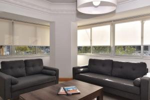 Una sala de estar con dos sofás y una mesa de café. en 2 Bedroom Central & Spacious with Sea Views, en Msida