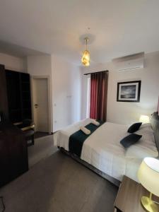 una camera da letto con un letto grande in una stanza di Seabreeze by Matteo a San Pawl il-Baħar