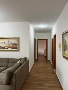 ein Wohnzimmer mit Sofa und Flur in der Unterkunft Elena residence in Tirana