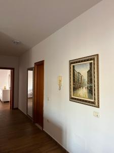 ein Gemälde, das an einer Wand in einem Raum hängt in der Unterkunft Elena residence in Tirana + 16 Fotos