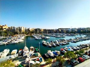 un porto pieno di barche in acqua di Bright and Central 2 Bedroom with Harbour view a Msida Altre 24 foto