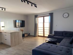 una sala de estar con un sofá y una mesa en Rybnicka 109A, en Skorka
