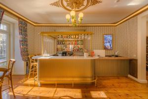 um bar em uma sala com um balcão amarelo em Solar dos Poetas em Lisboa