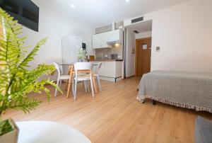 Una habitación con cocina, mesa y sillas. en Axarquía beach junto al mar, en Vélez-Málaga