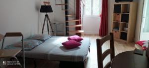 Ένα ή περισσότερα κρεβάτια σε δωμάτιο στο Au Gîte Musicien