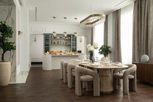 une salle à manger avec une table et des chaises dans l'établissement Avalon Luxury Villa, à Miskolc