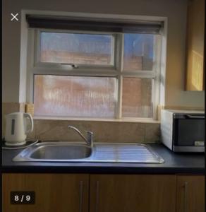 Kuchyň nebo kuchyňský kout v ubytování Room in studio with kitchenette and bathroom