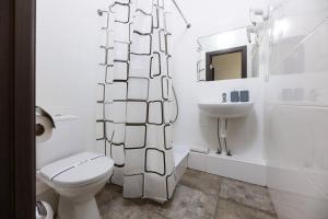 Un baño blanco con inodoro y lavabo. en SkyHome na Nauky, en Kiev