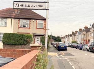 Η γειτονιά γύρω από ή μία γειτονιά κοντά σε αυτό το δωμάτιο σε οικογενειακή κατοικία