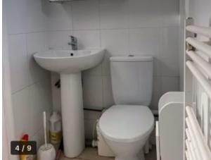 Ένα μπάνιο στο Room in studio with kitchenette and bathroom