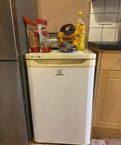 ein kleiner Kühlschrank in einer Küche neben in der Unterkunft Firs Drive in Cranford