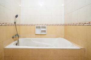 Ένα μπάνιο στο New Abadi Hotel Tasikmalaya