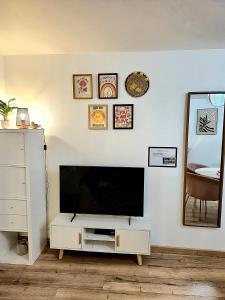 ein Wohnzimmer mit einem Flachbildfernseher an der Wand in der Unterkunft Maison de ville Chaleureuse au cœur de Chartres Netflix, garage vélos in Chartres + 14 Fotos