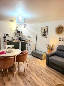 ein Wohnzimmer mit Tisch und Couch in der Unterkunft Maison de ville Chaleureuse au cœur de Chartres Netflix, garage vélos in Chartres