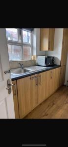 Η κουζίνα ή μικρή κουζίνα στο Room in studio with kitchenette and bathroom